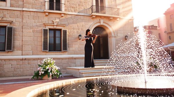 Création d'un mariage glamour à Cannes avec un violon : nos astuces